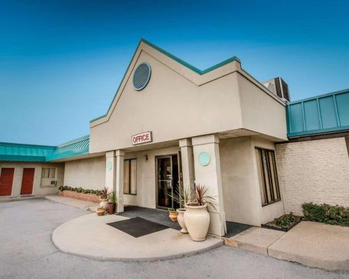 Econo Lodge Altoona I-99 - image 9