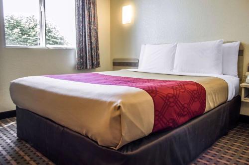 Econo Lodge Meadville - image 6