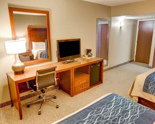 Comfort Inn Conference Center Pittsburgh - Hotel - Churchill