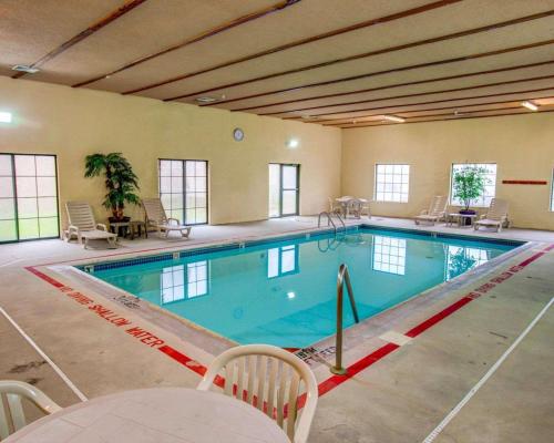 Swimming pool, Comfort Suites Pittsburgh Airport in Pittsburgh (PA)