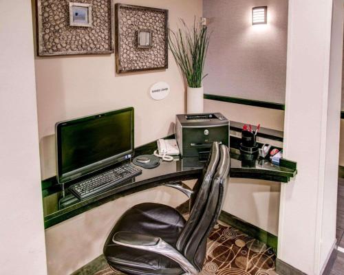 Comfort Suites Coraopolis - image 2