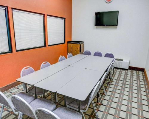 Comfort Suites Coraopolis - image 5
