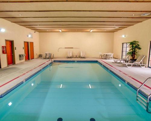 Swimming pool, Comfort Suites Pittsburgh Airport in Pittsburgh (PA)