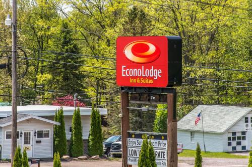Econo Lodge Inn & Suites Pocono near Lake Harmony