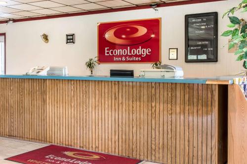 Econo Lodge Inn & Suites Pocono near Lake Harmony