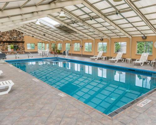 Rodeway Inn - image 10