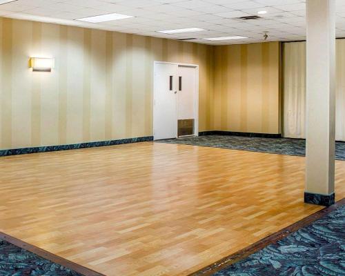Wilkes-Barre Inn & Suites - image 14