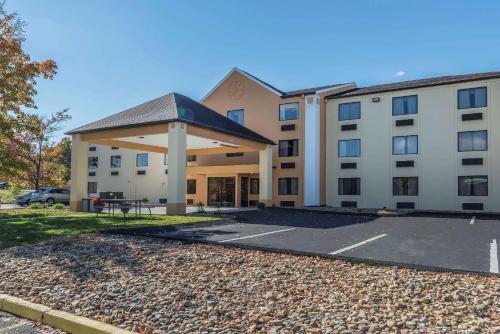 Quality Inn & Suites - Hotel - Harmarville