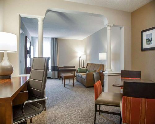 Comfort Suites West Warwick - Providence