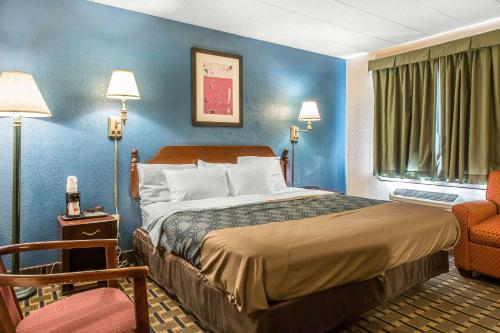 Econo Lodge Cranston - Providence - image 2