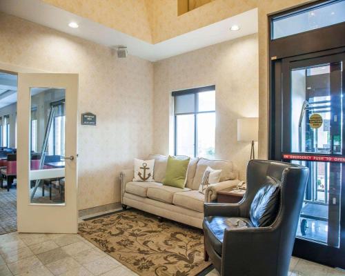大堂, 凱富套房酒店 - 沃威克西普羅維 (Comfort Suites West Warwick - Providence) in 西沃威克