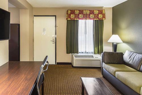 Quality Inn & Suites Greenville - Haywood Mall