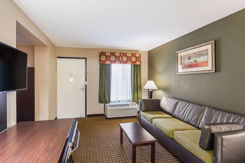 Quality Inn & Suites Greenville - Haywood Mall