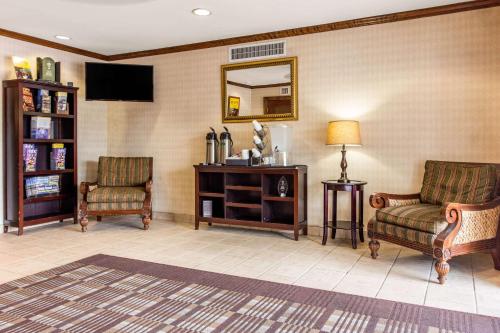 Lobby, Motel 6 Myrtle Beach, SC near Myrtle Waves Water Park