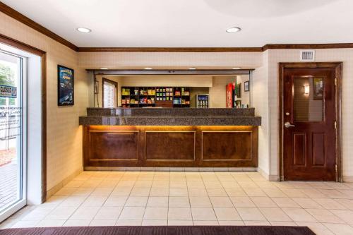 Lobby, Motel 6 Myrtle Beach, SC near Myrtle Waves Water Park