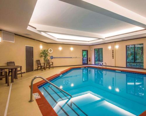 游泳池, 凱富套房酒店 (Comfort Suites) in 辛普森維爾 (SC)