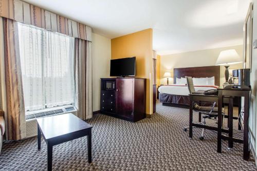 Comfort Suites Clinton - image 7