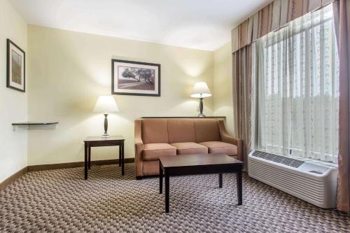 Comfort Suites Clinton near Presbyterian College in Clinton, USA