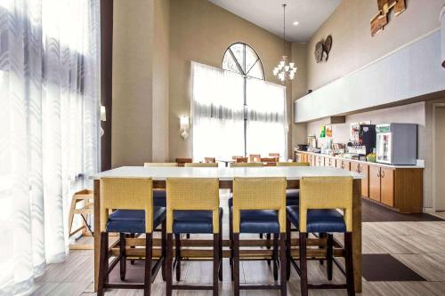 Quality Inn at the Park - image 8