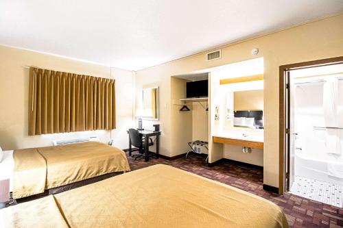 Econo Lodge Watertown