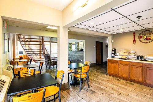Econo Lodge Watertown - 레스토랑