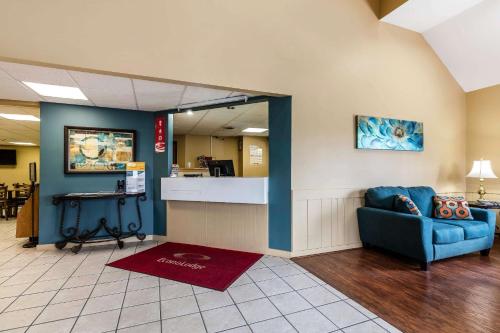 Econo Lodge Inn and Suites