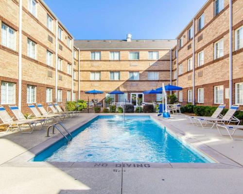 Swimming pool, MainStay Suites Brentwood-Nashville in Brentwood