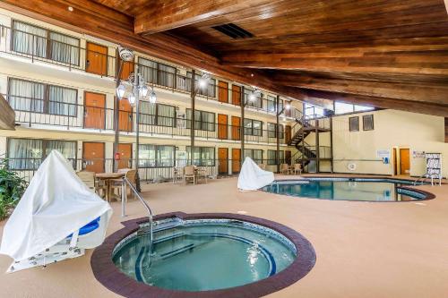 Quality Inn & Suites Sevierville - Pigeon Forge - image 9