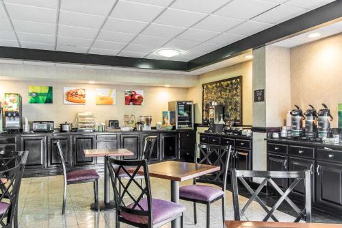 ห้องอาหาร, ควอลิตี อินน์ แอนด์ สวีท เมมฟิส อีสต์ (Quality Inn & Suites Memphis East) in เมมฟิส (TN)