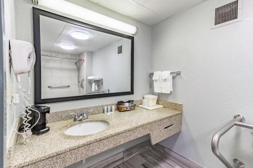 Quality Inn Goodlettsville - 화장실