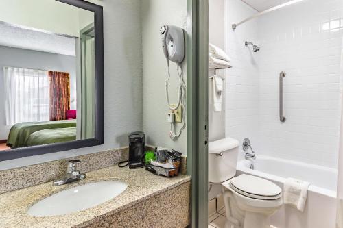 Quality Inn Goodlettsville - 화장실