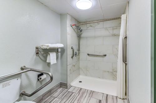 Quality Inn Goodlettsville - 화장실