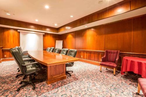 บริการและสิ่งอำนวยความสะดวก, Greeneville Inn And Suites in กรีนเนวิลล์