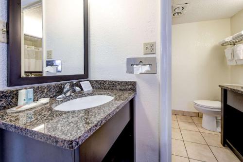 Quality Inn Creekside - Downtown Gatlinburg - image 5