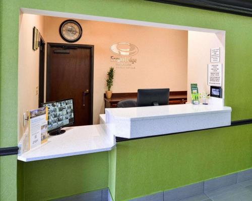 Econo Lodge Inn & Suites Shelbyville - image 4