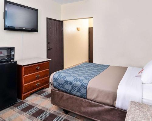 Econo Lodge Inn & Suites Shelbyville - image 7