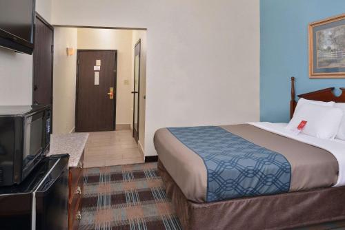 Econo Lodge Inn & Suites Shelbyville - image 14
