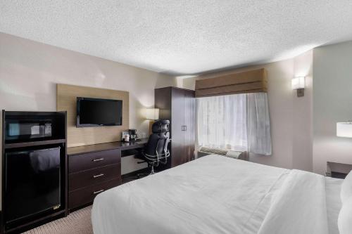 Clarion Inn & Suites DFW North