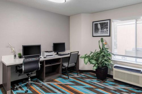 Clarion Inn & Suites DFW North