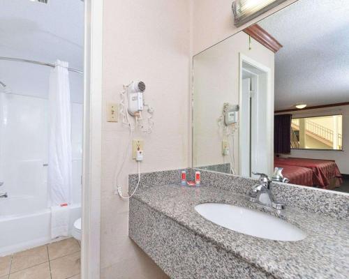 Econolodge Killeen - image 5
