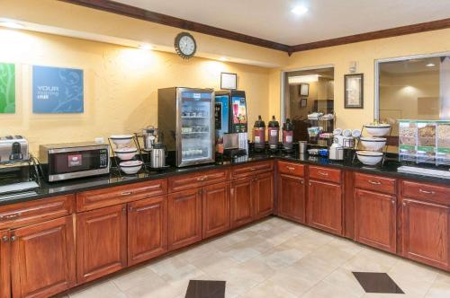 Comfort Inn Conroe - image 6