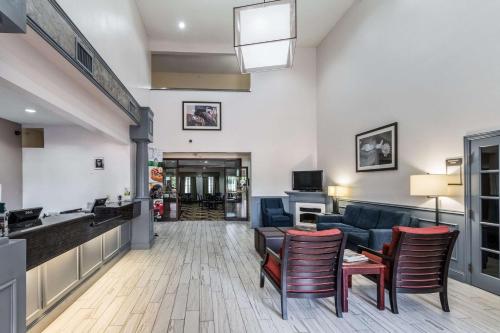 Quality Suites Ft Worth Burleson - image 2