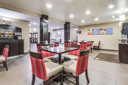 Comfort Inn & Suites Love Field-Dallas Market Center - image 2