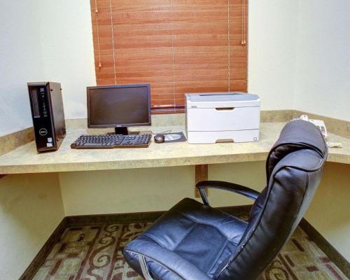 Comfort Suites Brenham - image 6