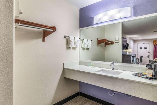 Quality Inn & Suites Canton - image 10