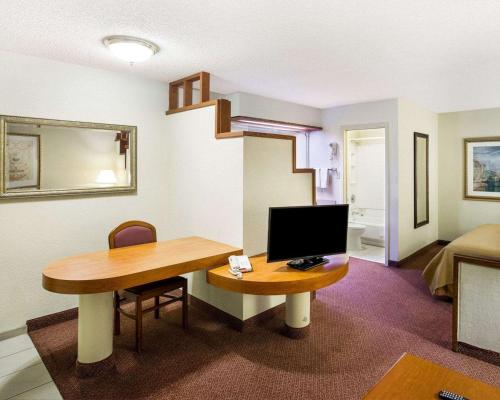 Rodeway Inn & Suites South of Fiesta Park - image 3