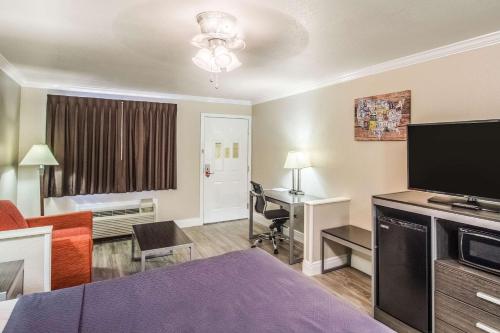 Econo Lodge Inn & Suites Corpus Christi - image 9