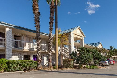 Econo Lodge Downtown South - image 2