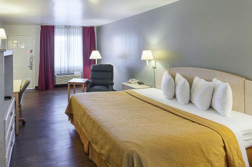 Econo Lodge Downtown South - image 7