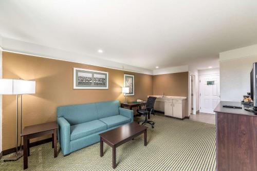 Quality Inn & Suites SeaWorld North - image 2